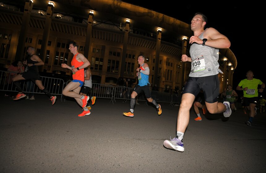 "Ночной забег" прошел в Москве 15 фото