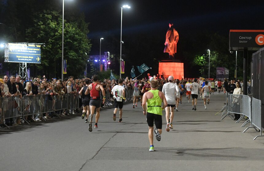 "Ночной забег" прошел в Москве 7 фото