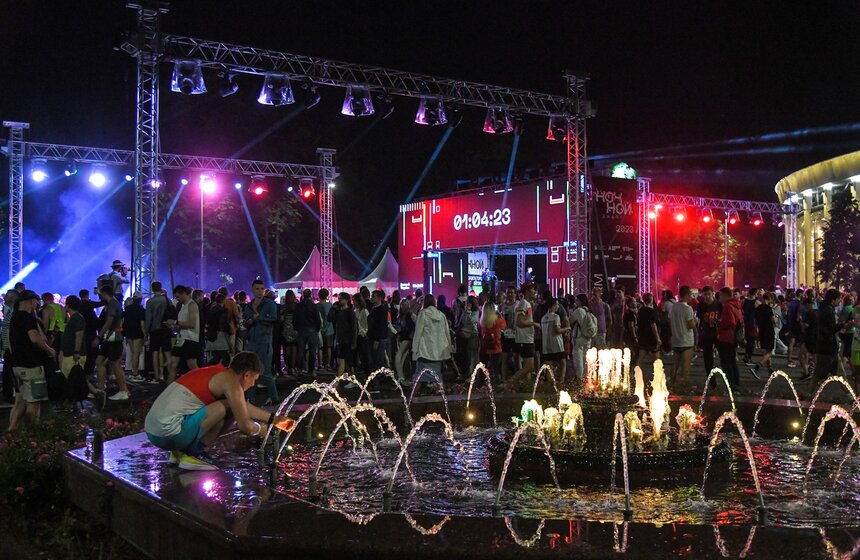 "Ночной забег" прошел в Москве 16 фото