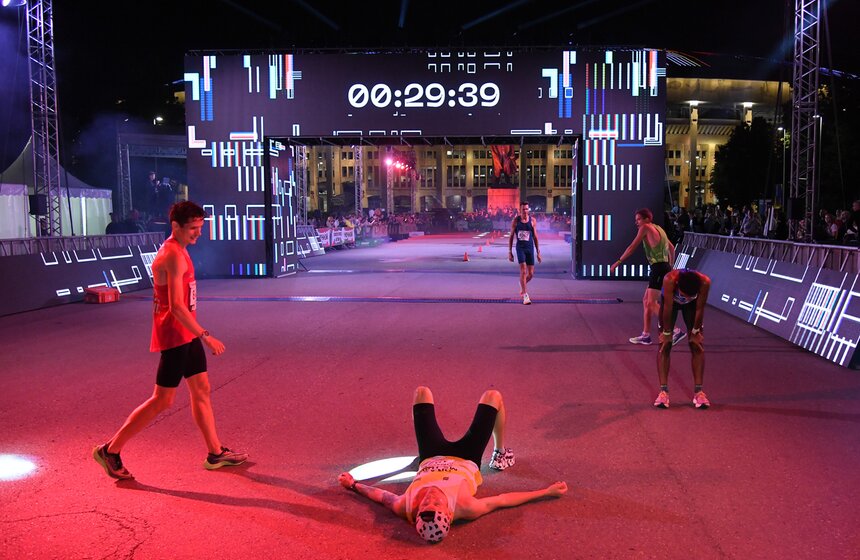 "Ночной забег" прошел в Москве 19 фото