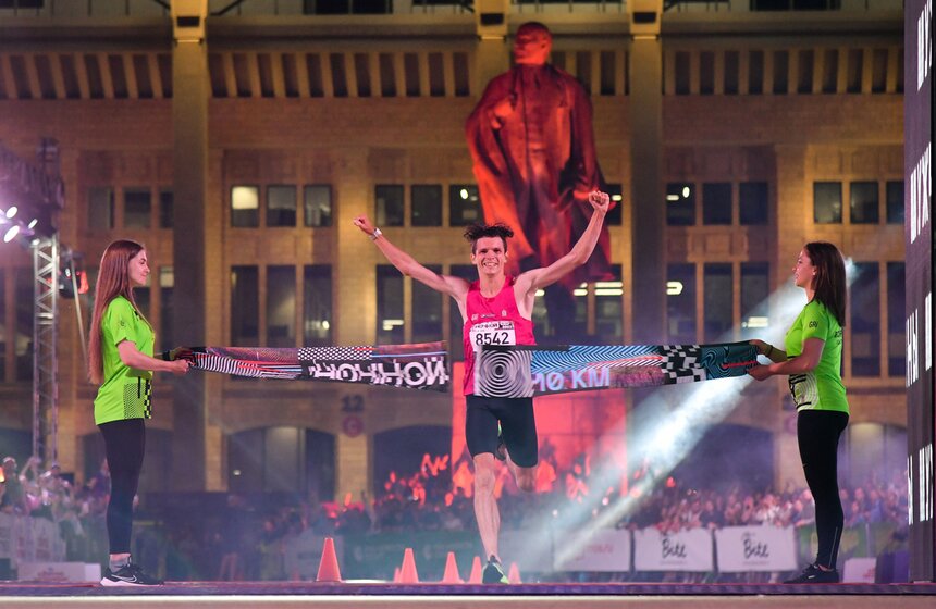 "Ночной забег" прошел в Москве 17 фото