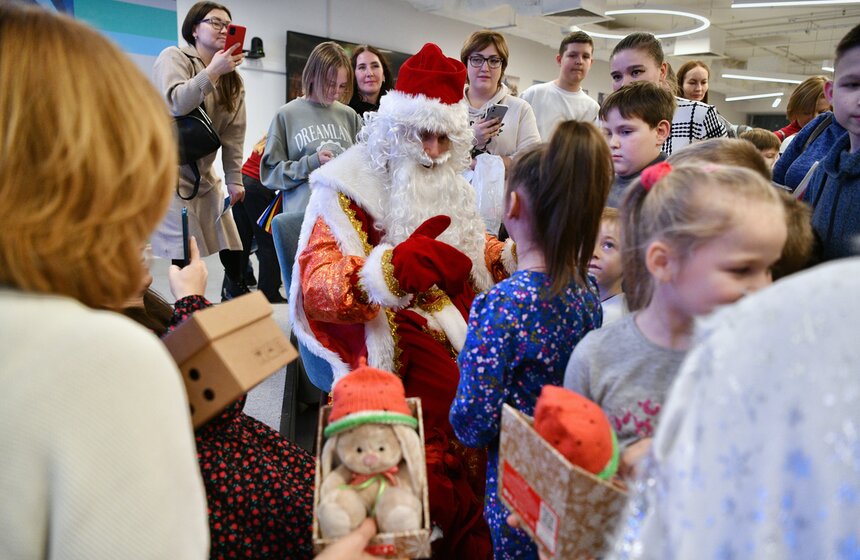 Предновогоднюю программу для детей организовали в Центре поддержки семей мобилизованных 16 фото