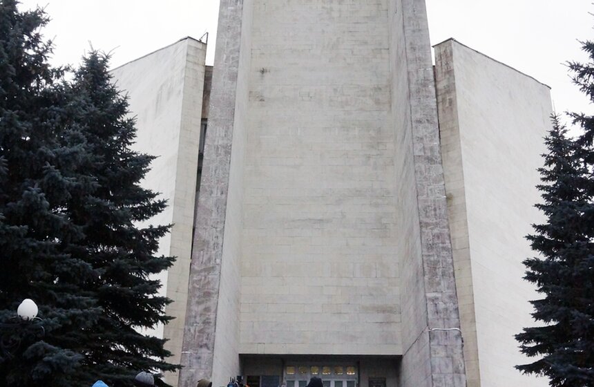 В Москве прошло прощание с убитым учителем школы №263 2 фото