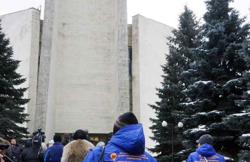 В Москве прошло прощание с убитым учителем школы №263 3 фото