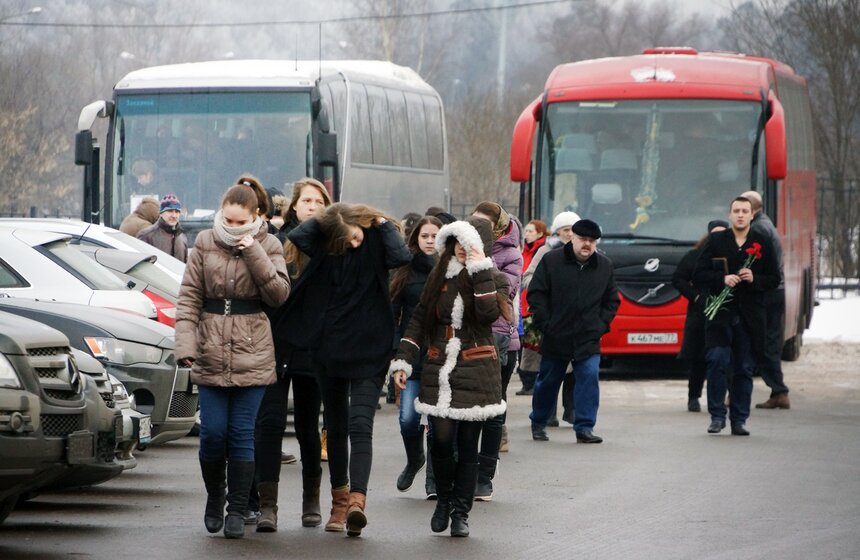 В Москве прошло прощание с убитым учителем школы №263 4 фото