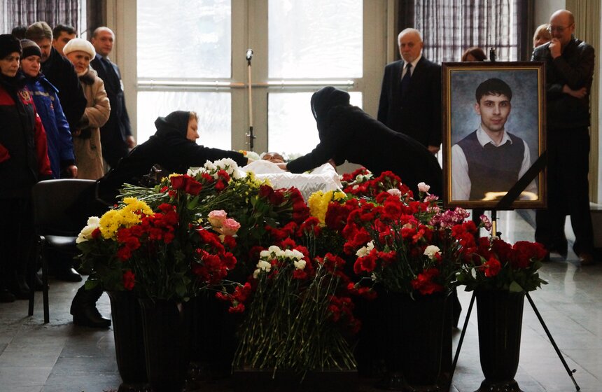 В Москве прошло прощание с убитым учителем школы №263 7 фото