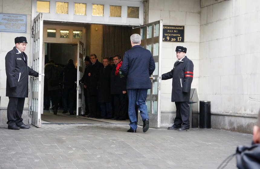 В Москве прошло прощание с убитым учителем школы №263 11 фото