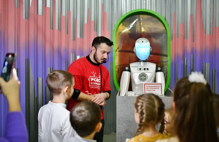 На ВДНХ состоялся пресс-показ новогоднего шоу "Элементарная Елка" 3 фото