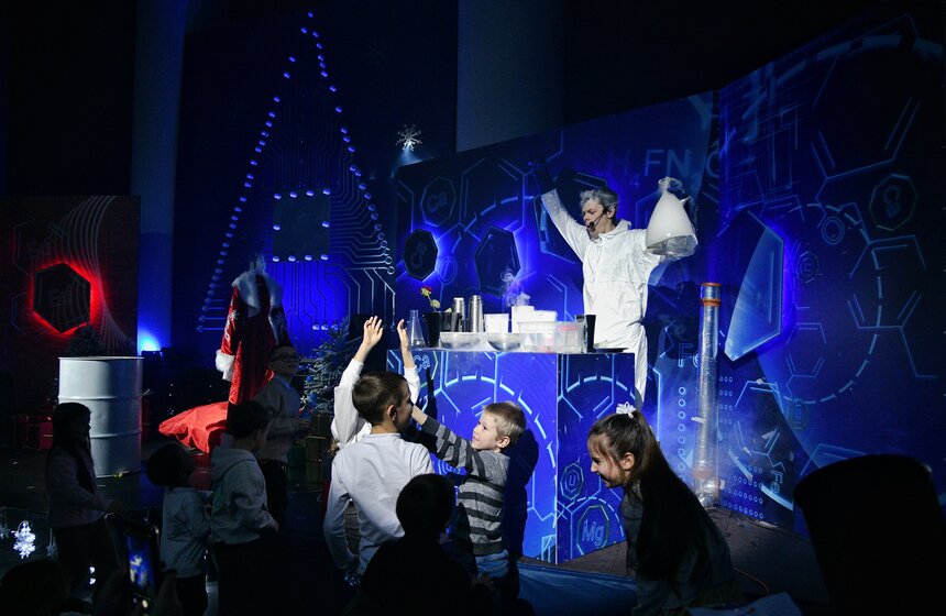 На ВДНХ состоялся пресс-показ новогоднего шоу "Элементарная Елка" 19 фото