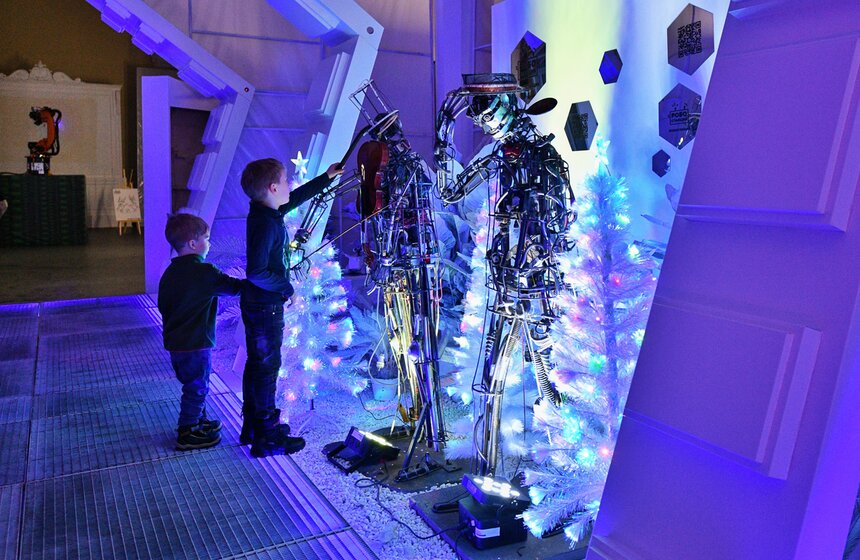 На ВДНХ состоялся пресс-показ новогоднего шоу "Элементарная Елка" 2 фото