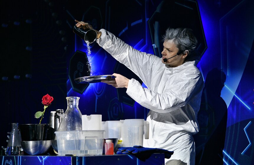 На ВДНХ состоялся пресс-показ новогоднего шоу "Элементарная Елка" 15 фото