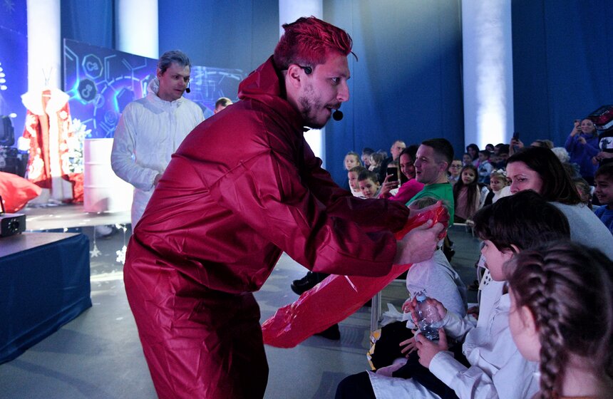 На ВДНХ состоялся пресс-показ новогоднего шоу "Элементарная Елка" 13 фото