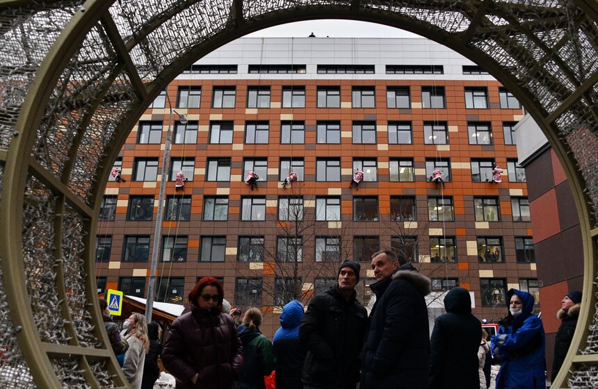 Новогодний "десант" Дедов Морозов и Снегурочек высадился у Морозовской детской больницы 9 фото