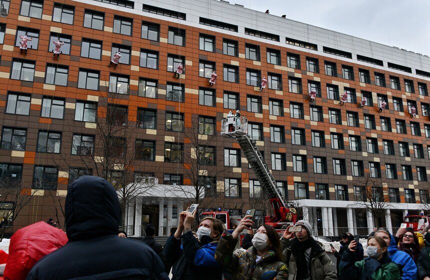Новогодний "десант" Дедов Морозов и Снегурочек высадился у Морозовской детской больницы 1 фото