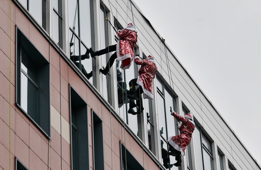 Новогодний "десант" Дедов Морозов и Снегурочек высадился у Морозовской детской больницы 2 фото