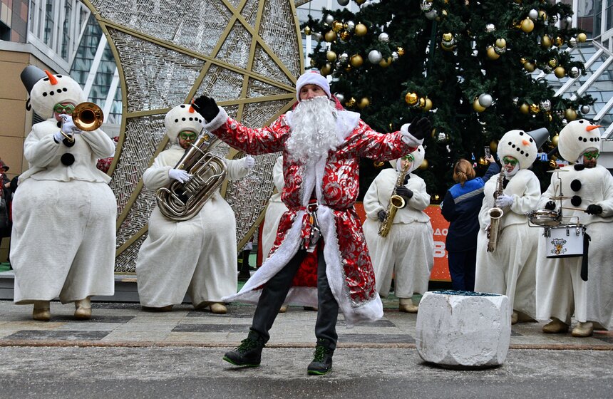 Новогодний "десант" Дедов Морозов и Снегурочек высадился у Морозовской детской больницы 17 фото