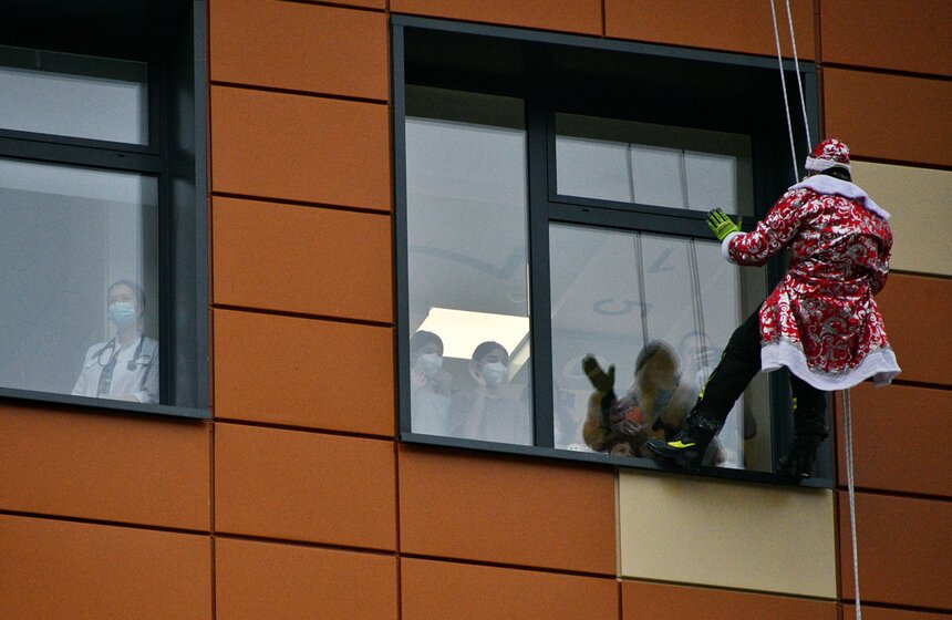 Новогодний "десант" Дедов Морозов и Снегурочек высадился у Морозовской детской больницы 3 фото