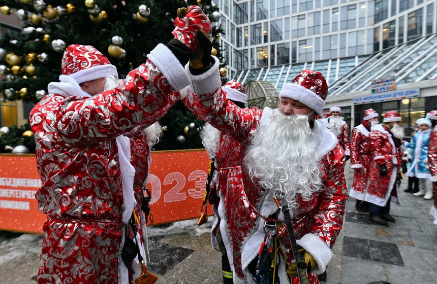 Новогодний "десант" Дедов Морозов и Снегурочек высадился у Морозовской детской больницы 20 фото