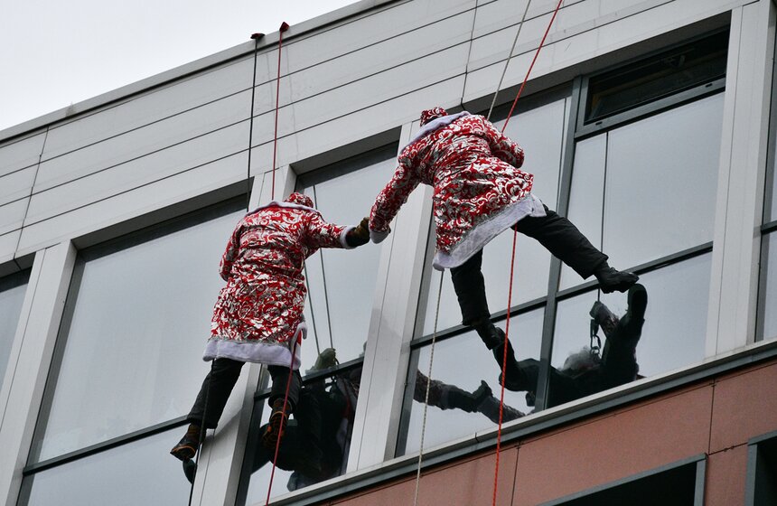 Новогодний "десант" Дедов Морозов и Снегурочек высадился у Морозовской детской больницы 10 фото
