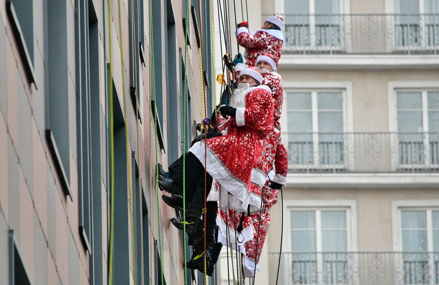 Новогодний "десант" Дедов Морозов и Снегурочек высадился у Морозовской детской больницы 6 фото