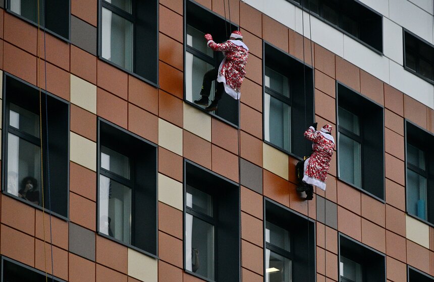 Новогодний "десант" Дедов Морозов и Снегурочек высадился у Морозовской детской больницы 5 фото