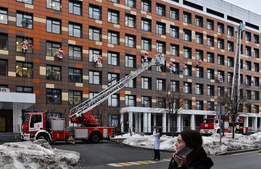 Новогодний "десант" Дедов Морозов и Снегурочек высадился у Морозовской детской больницы 13 фото