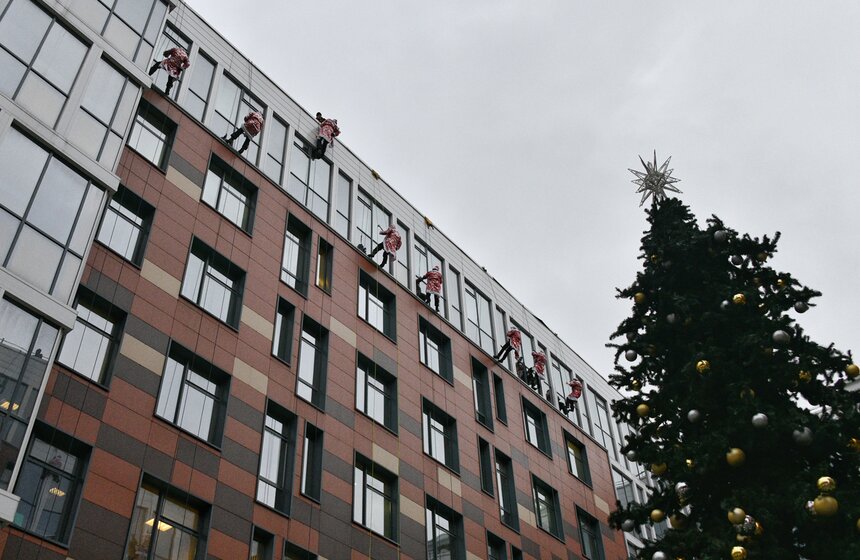 Новогодний "десант" Дедов Морозов и Снегурочек высадился у Морозовской детской больницы 4 фото