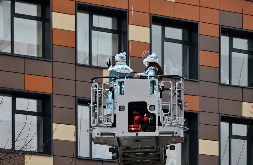 Новогодний "десант" Дедов Морозов и Снегурочек высадился у Морозовской детской больницы 11 фото