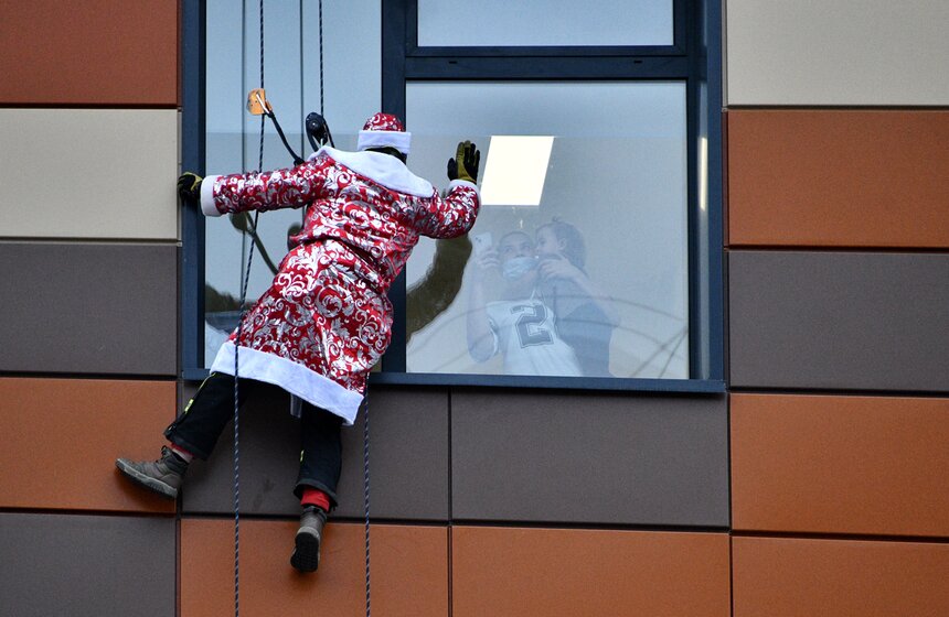 Новогодний "десант" Дедов Морозов и Снегурочек высадился у Морозовской детской больницы 12 фото