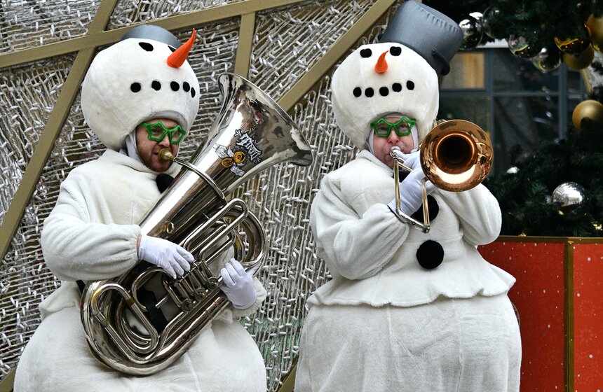 Новогодний "десант" Дедов Морозов и Снегурочек высадился у Морозовской детской больницы 18 фото