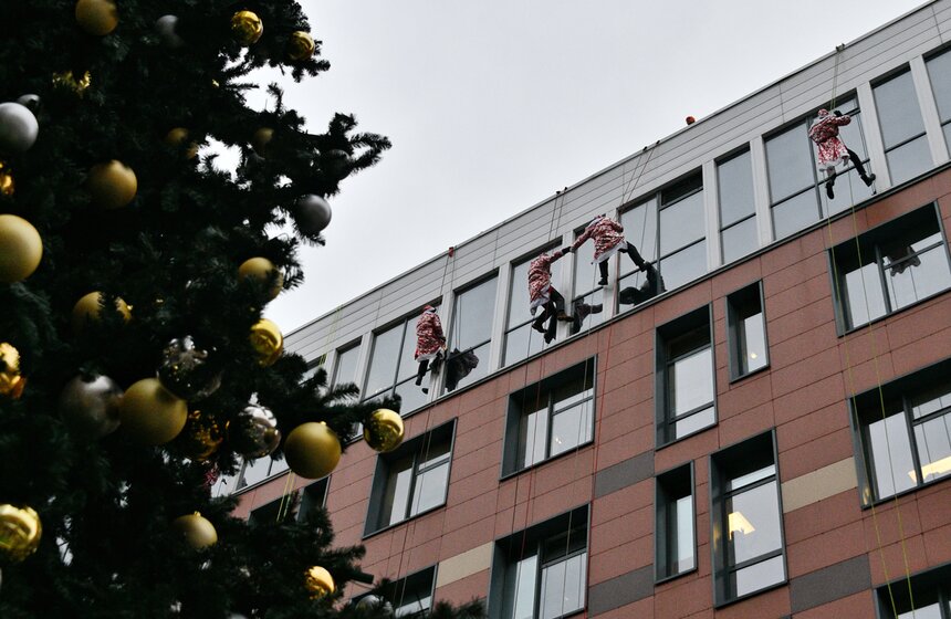 Новогодний "десант" Дедов Морозов и Снегурочек высадился у Морозовской детской больницы 7 фото