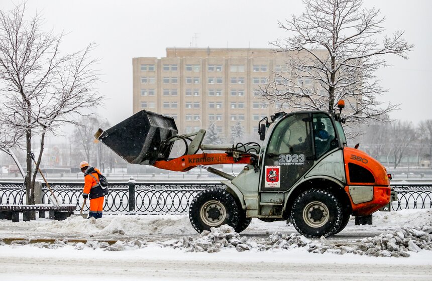 Городские службы Москвы устраняют последствия ночного снегопада 23 фото