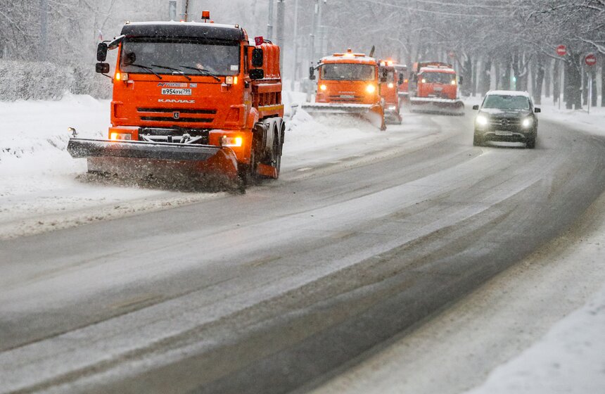 Городские службы Москвы устраняют последствия ночного снегопада 24 фото