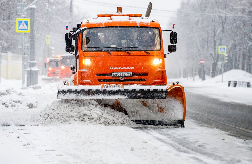Городские службы Москвы устраняют последствия ночного снегопада 27 фото