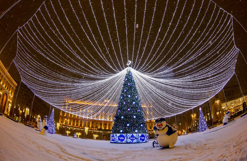 Городские службы Москвы устраняют последствия ночного снегопада 6 фото
