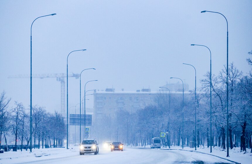 Городские службы Москвы устраняют последствия ночного снегопада 18 фото