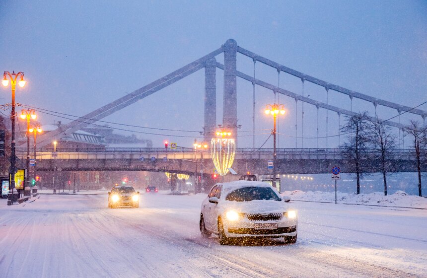 Городские службы Москвы устраняют последствия ночного снегопада 16 фото