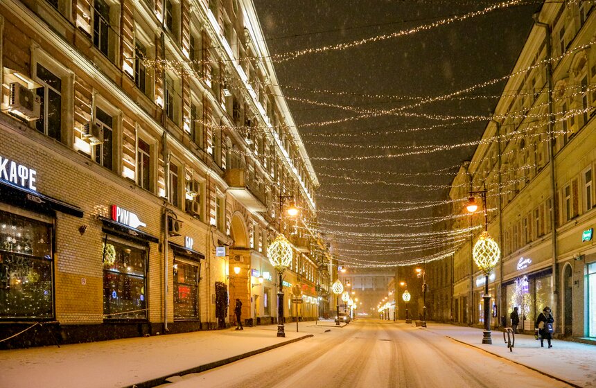 Городские службы Москвы устраняют последствия ночного снегопада 7 фото