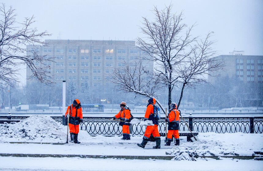 Городские службы Москвы устраняют последствия ночного снегопада 17 фото