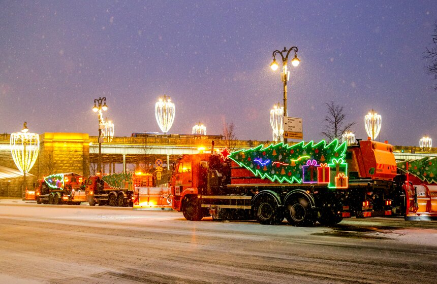 Городские службы Москвы устраняют последствия ночного снегопада 11 фото