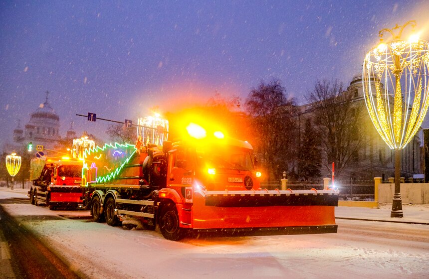 Городские службы Москвы устраняют последствия ночного снегопада 15 фото