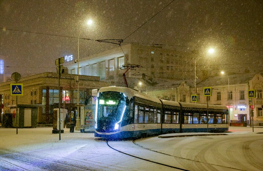 Городские службы Москвы устраняют последствия ночного снегопада 8 фото