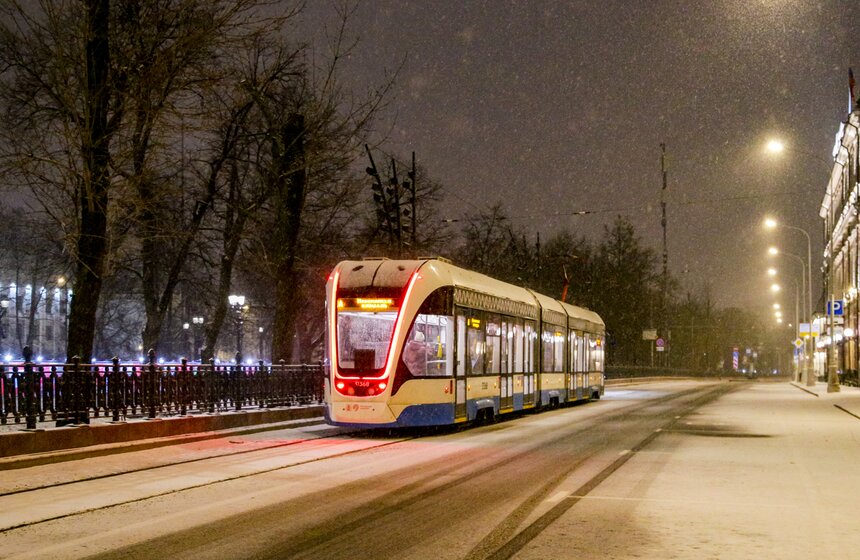Городские службы Москвы устраняют последствия ночного снегопада 4 фото