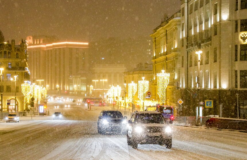 Городские службы Москвы устраняют последствия ночного снегопада 10 фото