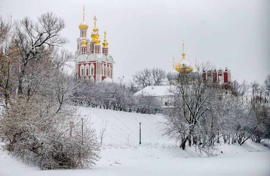 Городские службы Москвы устраняют последствия ночного снегопада 21 фото