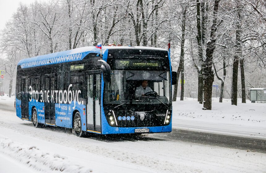 Городские службы Москвы устраняют последствия ночного снегопада 25 фото