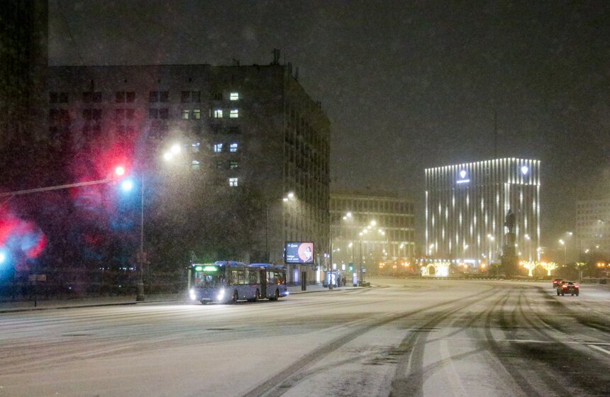 Городские службы Москвы устраняют последствия ночного снегопада 2 фото