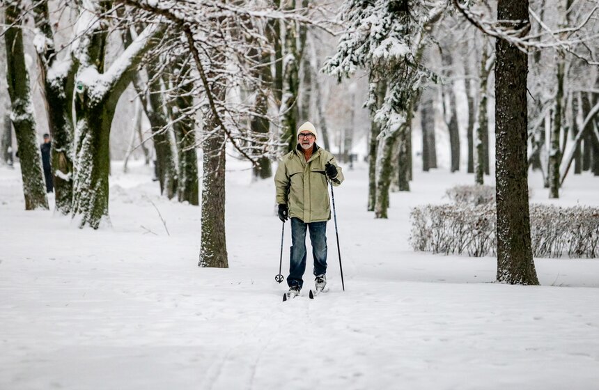 Городские службы Москвы устраняют последствия ночного снегопада 22 фото