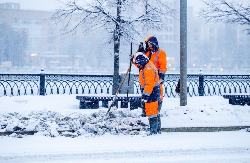 Городские службы Москвы устраняют последствия ночного снегопада 19 фото