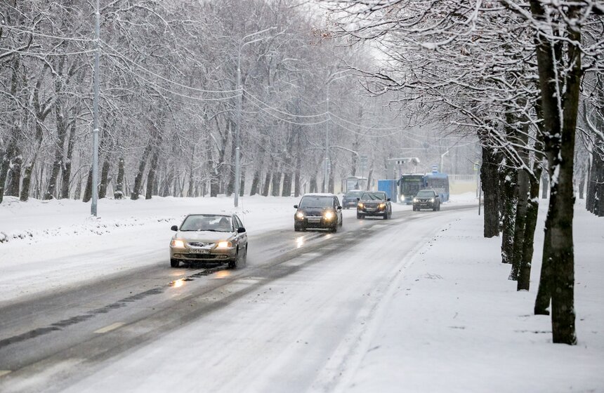 Городские службы Москвы устраняют последствия ночного снегопада 26 фото